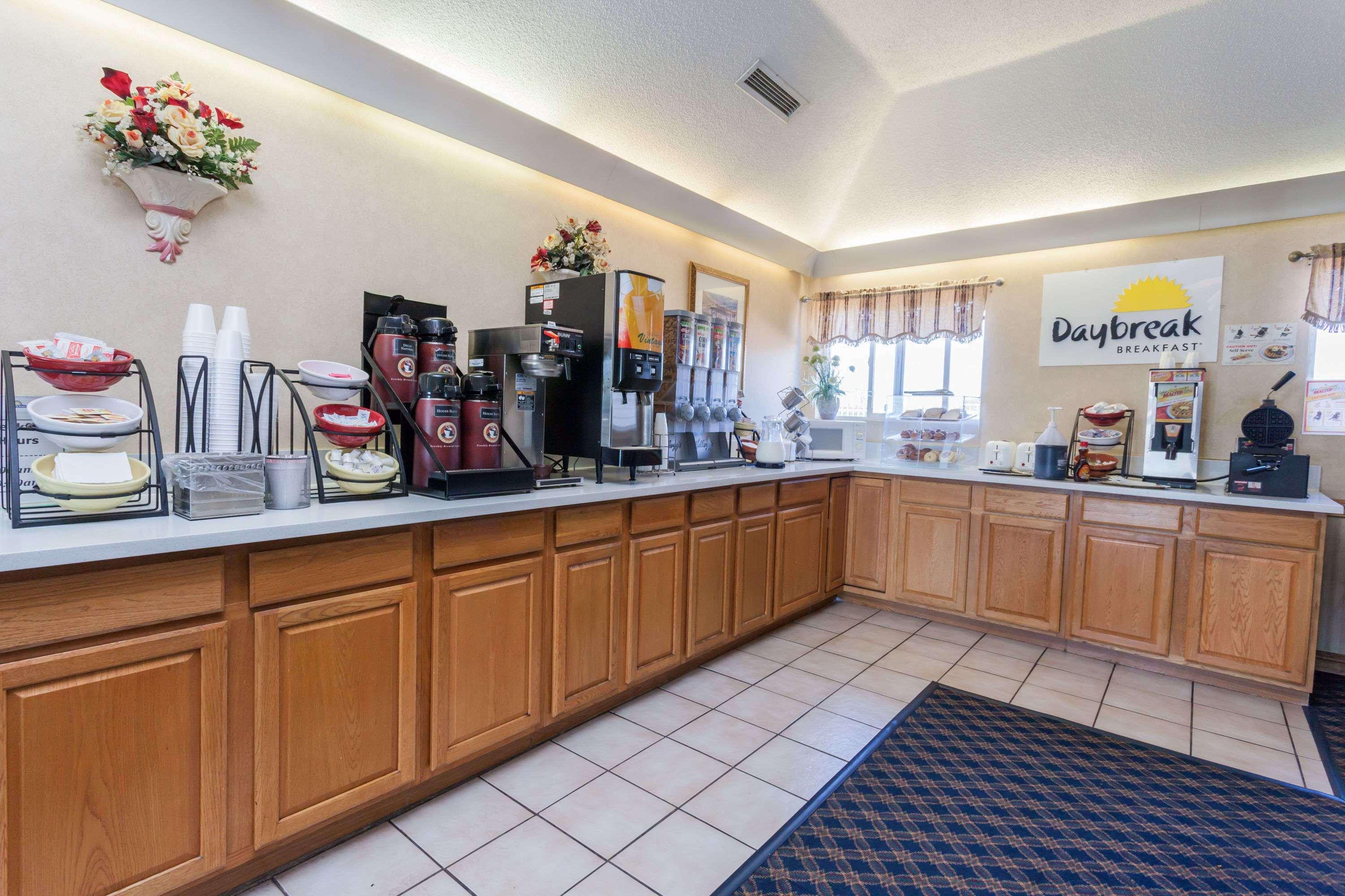American Inn & Suites Дънди Екстериор снимка